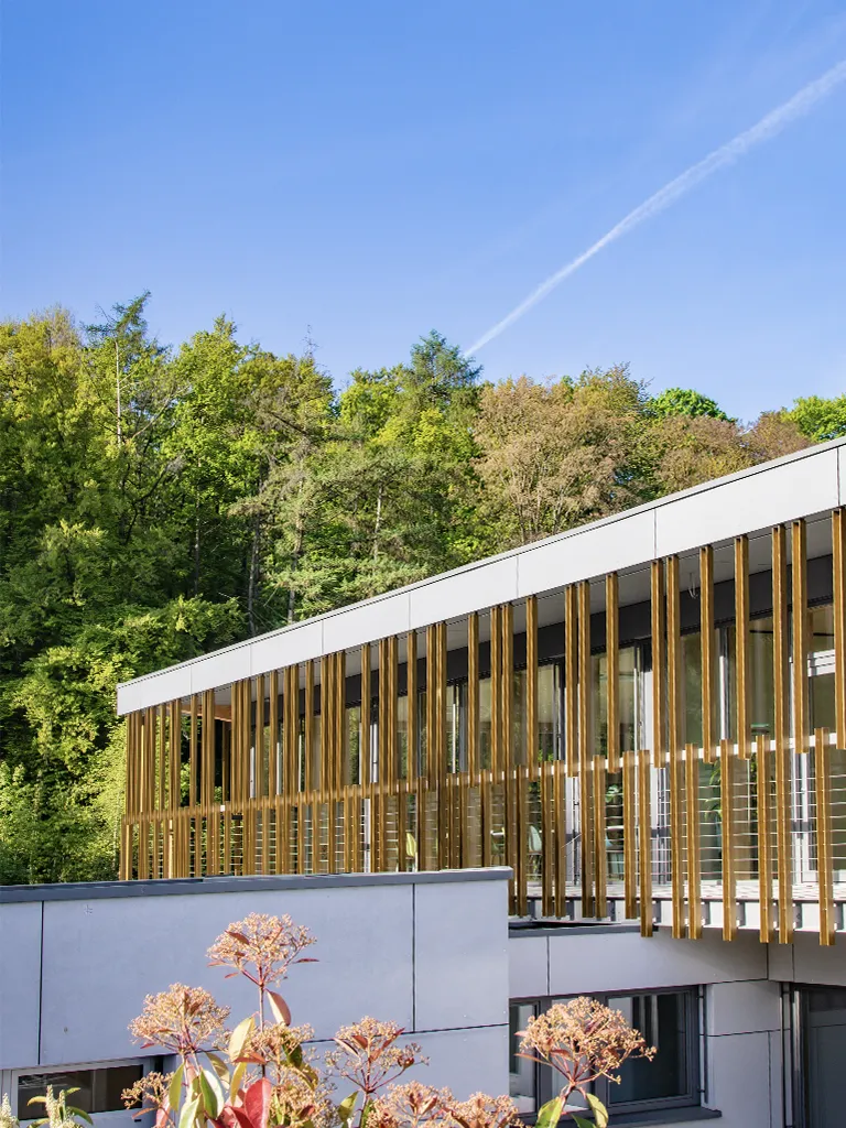 Fassade aus gekantetem Stahlblech mit Edelstahlseilgeländer