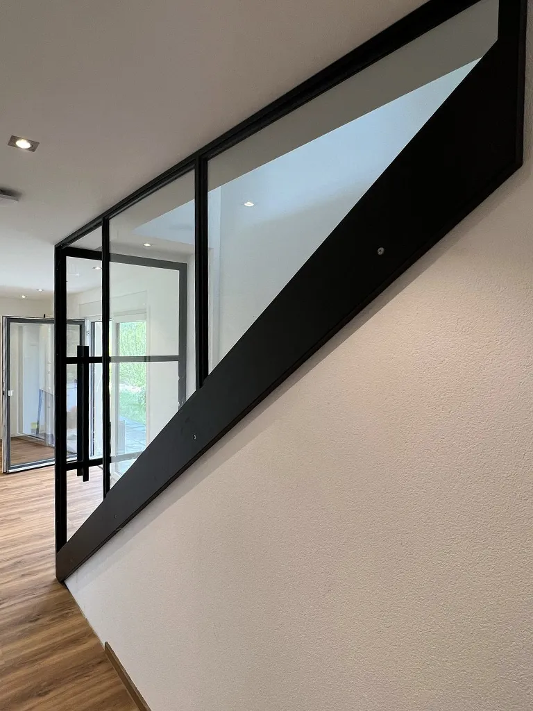 Windang mit Türelement im lndustrial Design