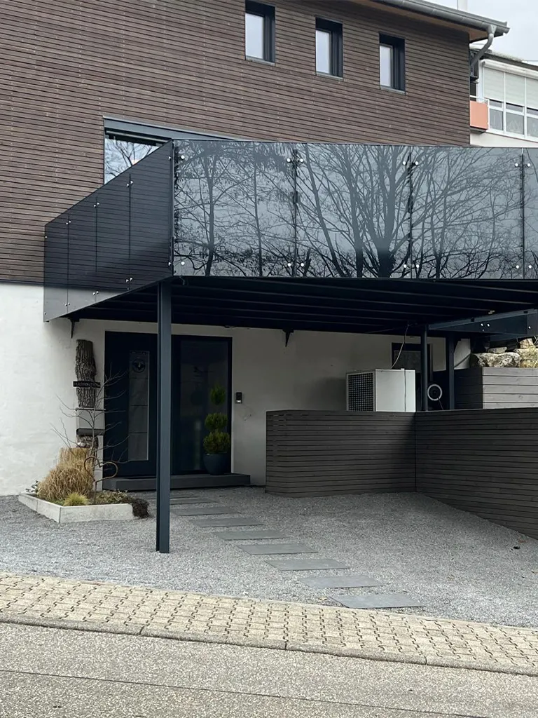 Carport-Balkon-Kombination mit Glasgeländer