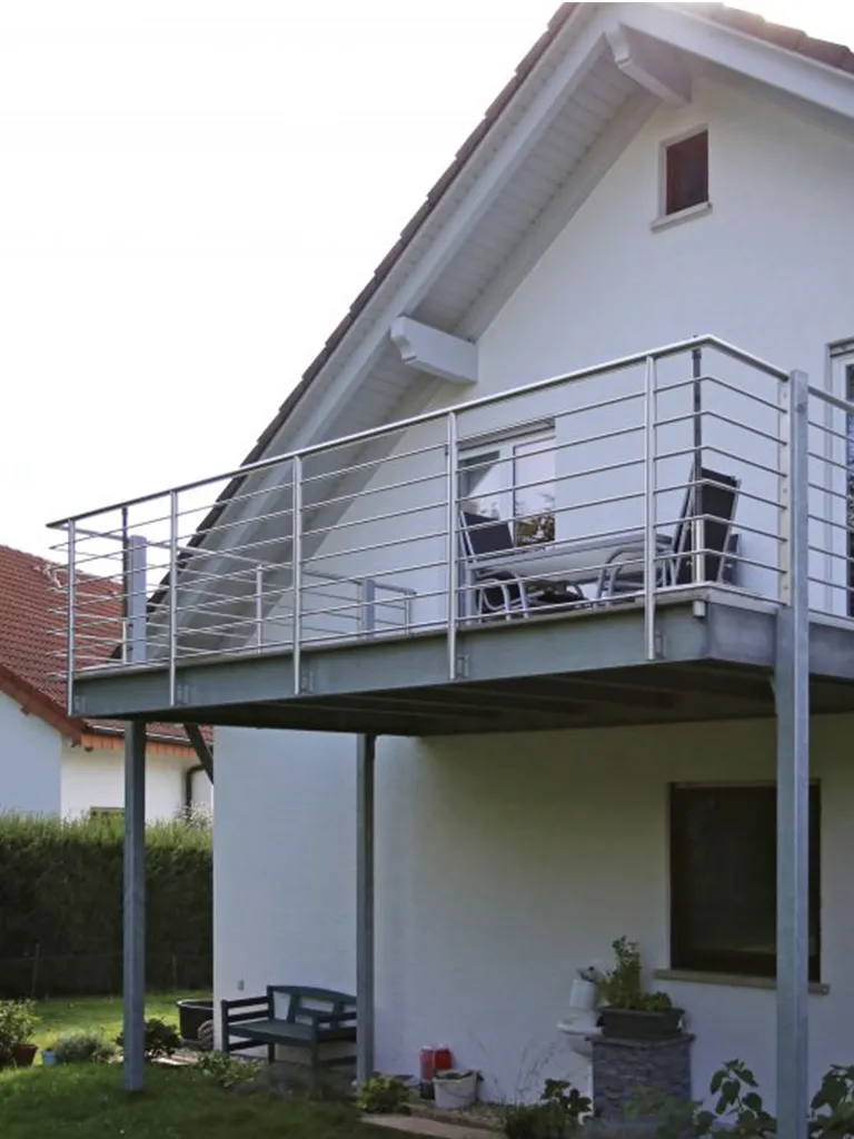 Freistehender Balkon mit Edelstahl-Geländer