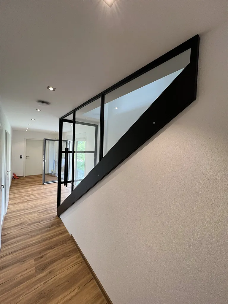 Windfang/Glasgeländer mit pulverbeschichteter Oberfläche