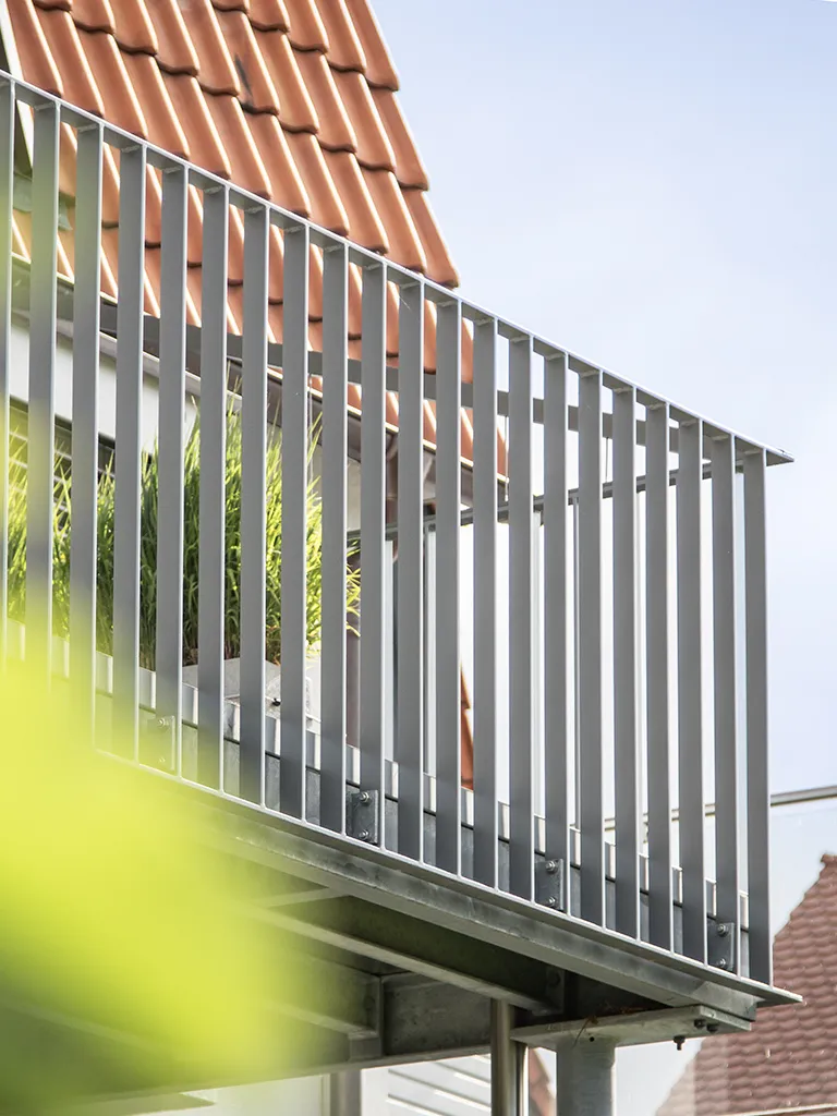 Flachstahlgeländer mit feuerverzinkter und pulverbeschichteter Oberfläche