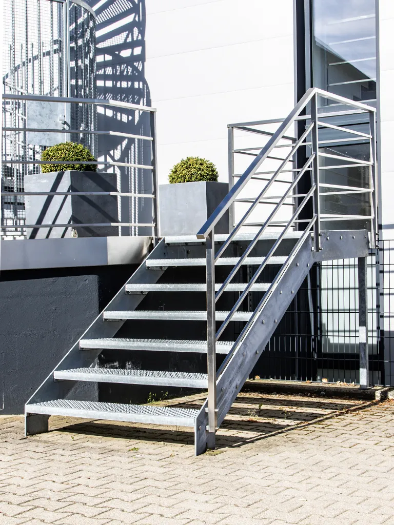 Edelstahltreppe mit Gitterroststufen