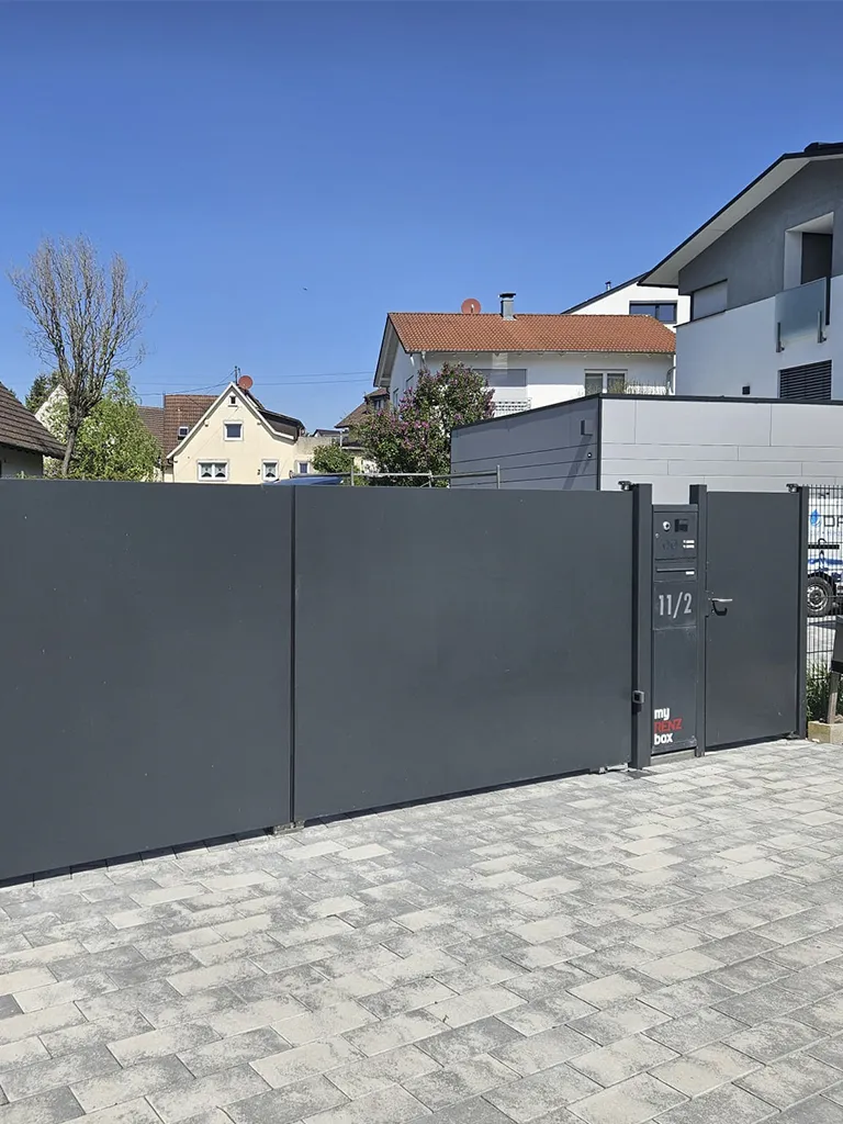 2-flügelige Toranlage mit elektrischen Unterflurantrieben, Nebeneingangstörchen und Paketboxanlage